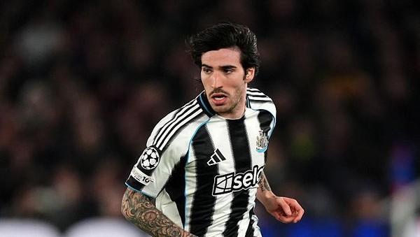 Aksi Sandro Tonali di lapangan saat membela Newcastle United
