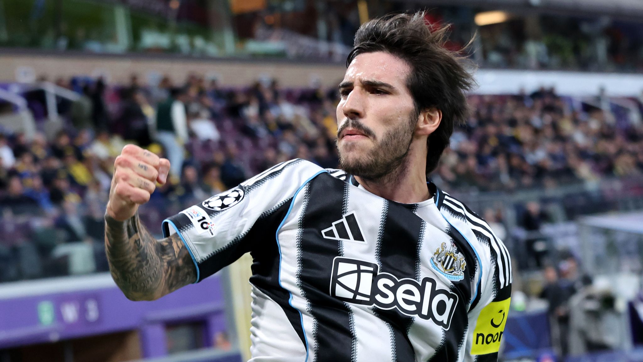 Ekspresi selebrasi Sandro Tonali saat bertanding mengenakan jersi Newcastle United