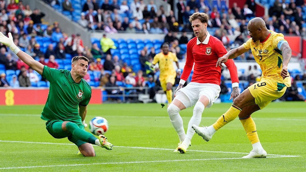Wales menekan pertahanan Ghana pada babak pertama pertandingan