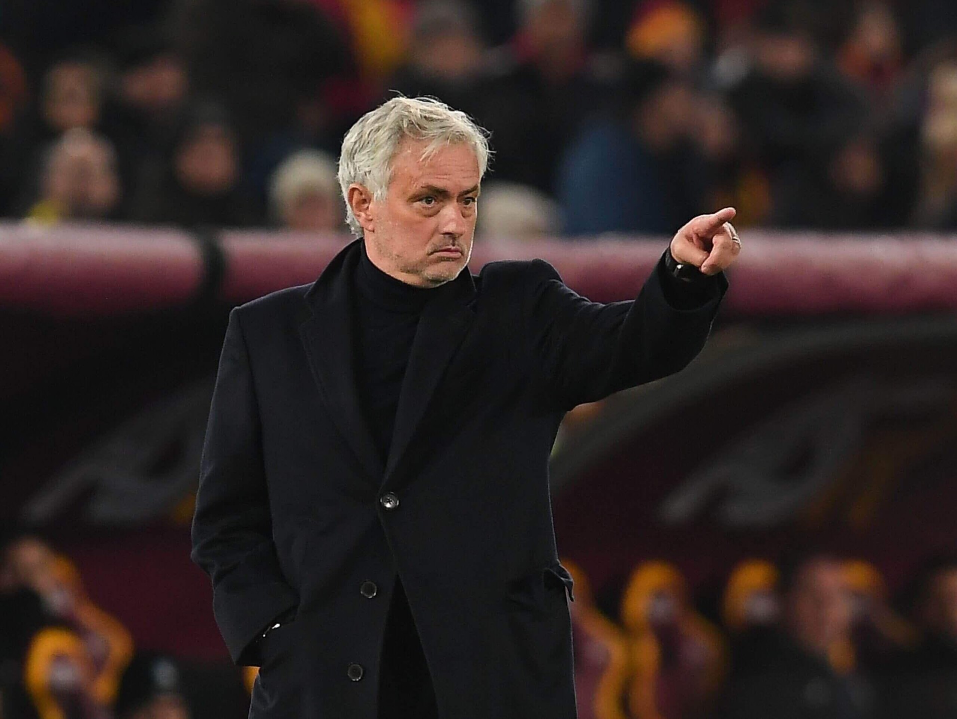 Ekspresi taktis Jose Mourinho saat memberikan instruksi di pinggir lapangan, siap pimpin skuad Real Madrid