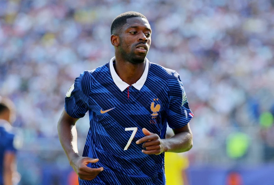 Ousmane Dembele mengenakan jersi Timnas Prancis nomor 7 saat berlari di lapangan pertandingan.