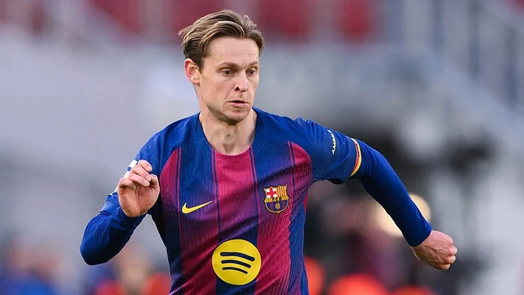 Frenkie de Jong berlari mengejar bola dalam seragam Barcelona.