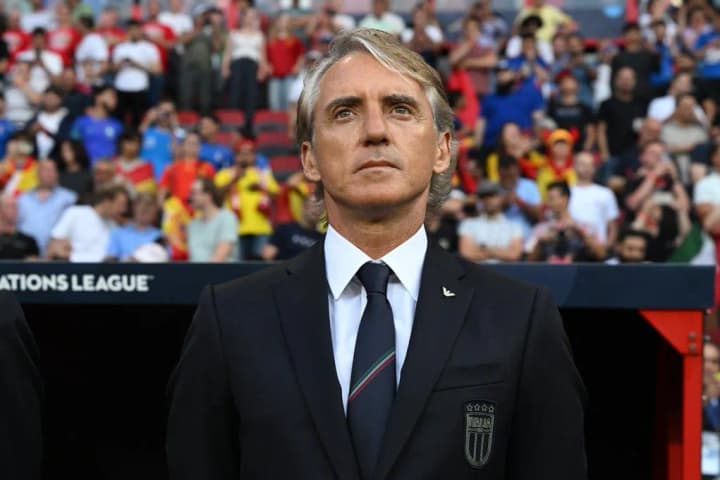 Roberto Mancini mengenakan jas saat mendampingi Timnas Italia di pinggir lapangan