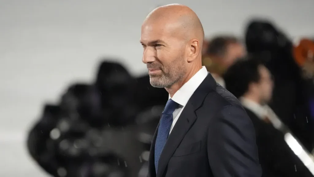 Zinedine Zidane mengenakan setelan jas hitam saat menghadiri sebuah acara resmi