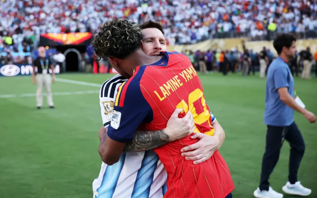 Lamine Yamal memeluk Lionel Messi setelah final Piala Dunia 2026 di Stadion MetLife.
