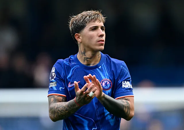 Enzo Fernandez memberikan tepuk tangan kepada para penggemar Chelsea di Stamford Bridge