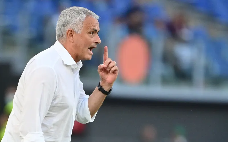 Jose Mourinho dengan kemeja putih memberikan isyarat telunjuk di depan mulut untuk diam di pinggir lapangan