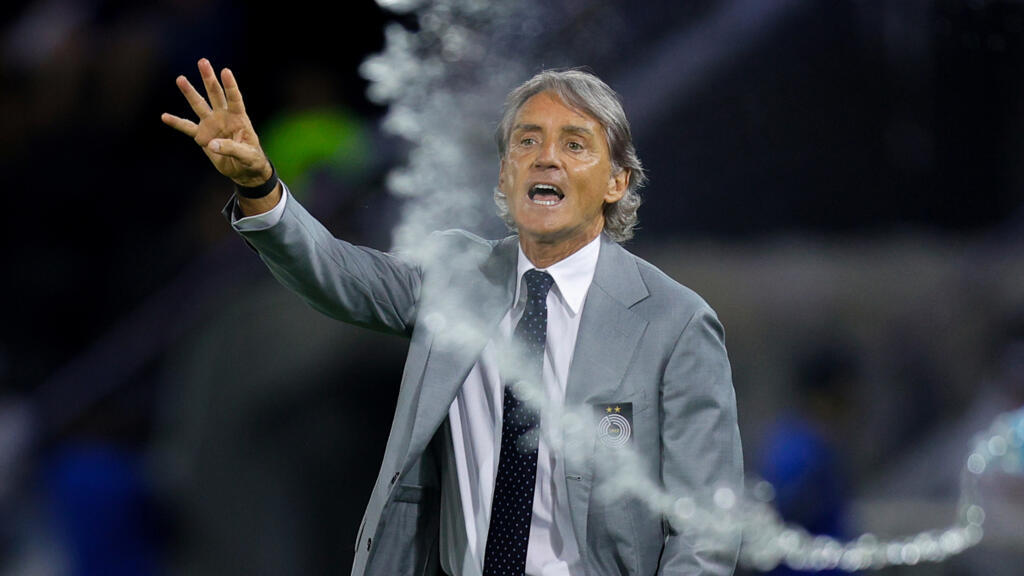 Roberto Mancini memberi arahan saat melatih Timnas Italia