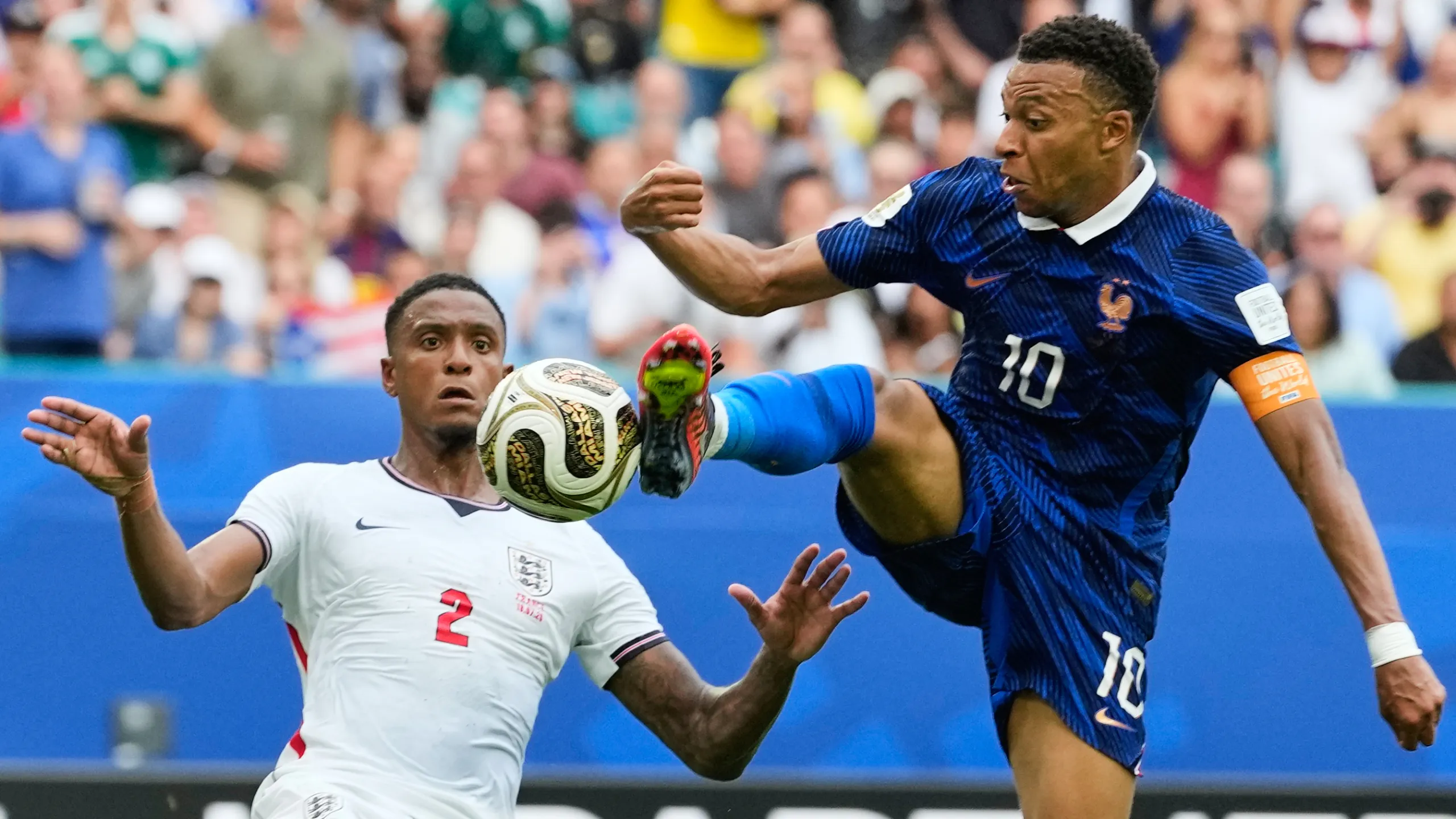 Duel Kylian Mbappe dengan bek Timnas Inggris dalam perebutan bola di Piala Dunia 2026.