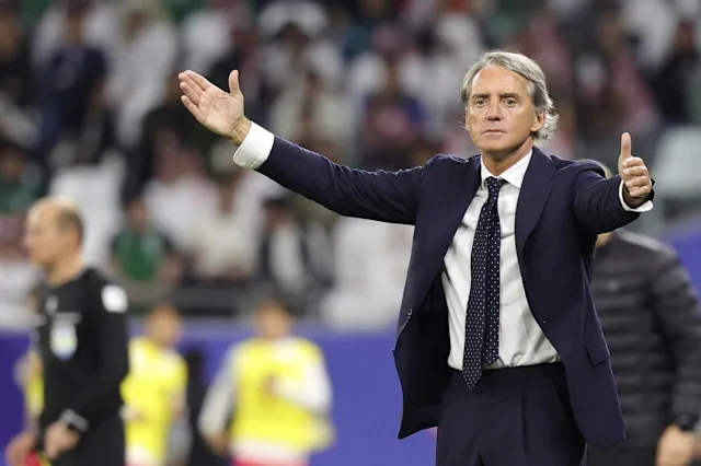 Roberto Mancini merentangkan tangan memberi instruksi di pinggir lapangan