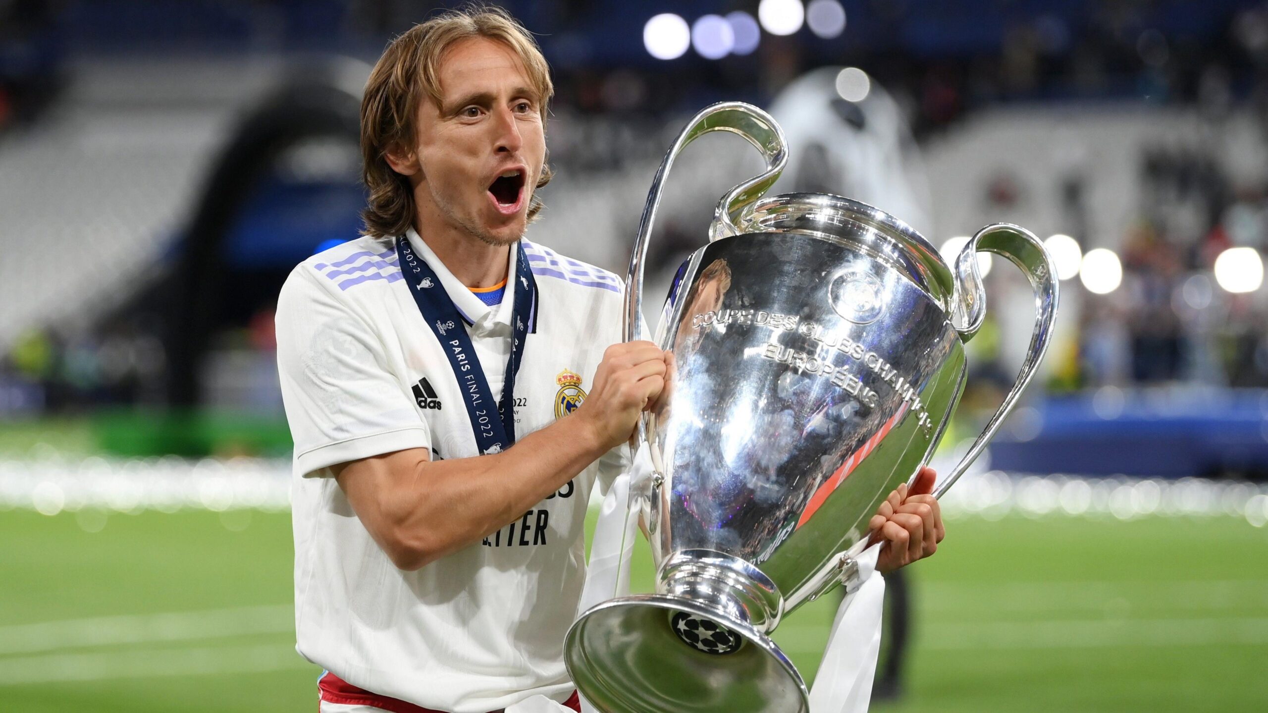 Luka Modric memegang trofi Liga Champions saat berseragam Real Madrid.