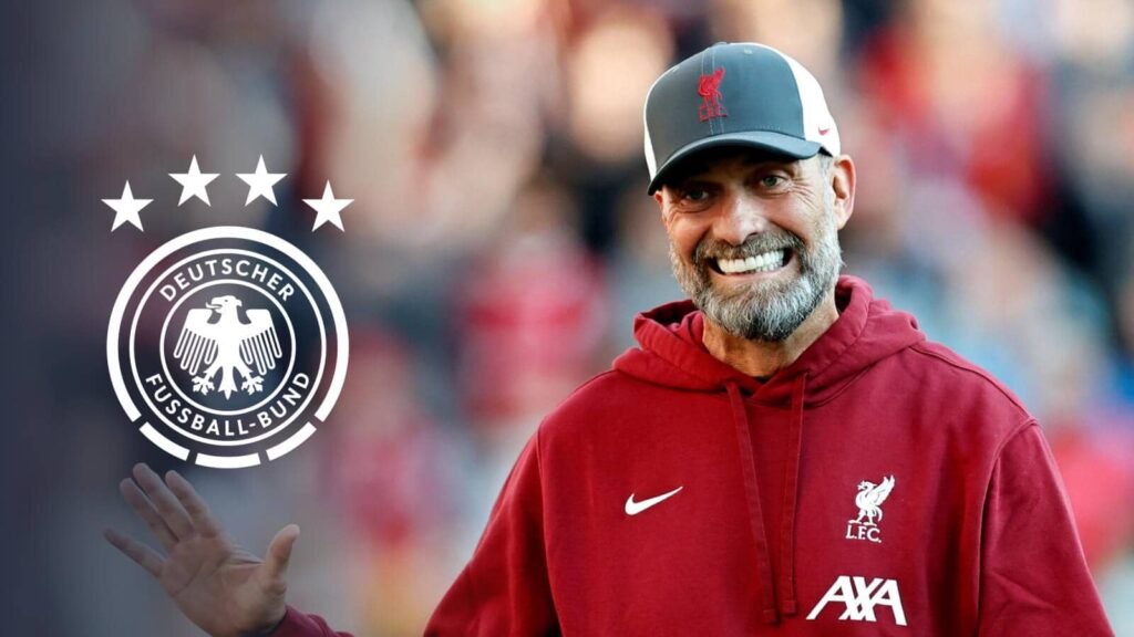 Foto Jurgen Klopp tersenyum dengan latar belakang logo Federasi Sepak Bola Jerman (DFB)