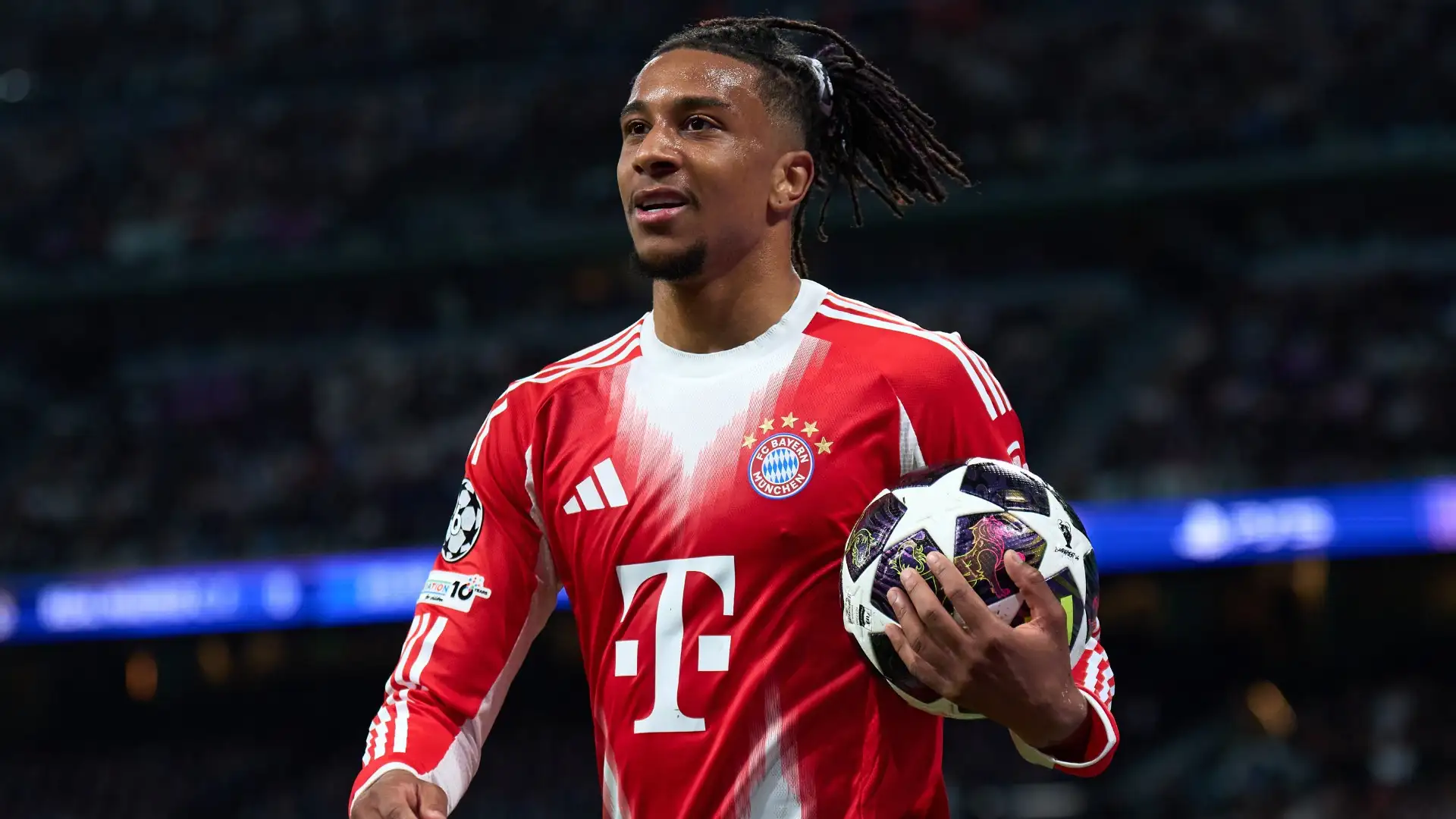 Michael Olise melakukan selebrasi gaya menyuruh diam dengan jersey Bayern Munchen