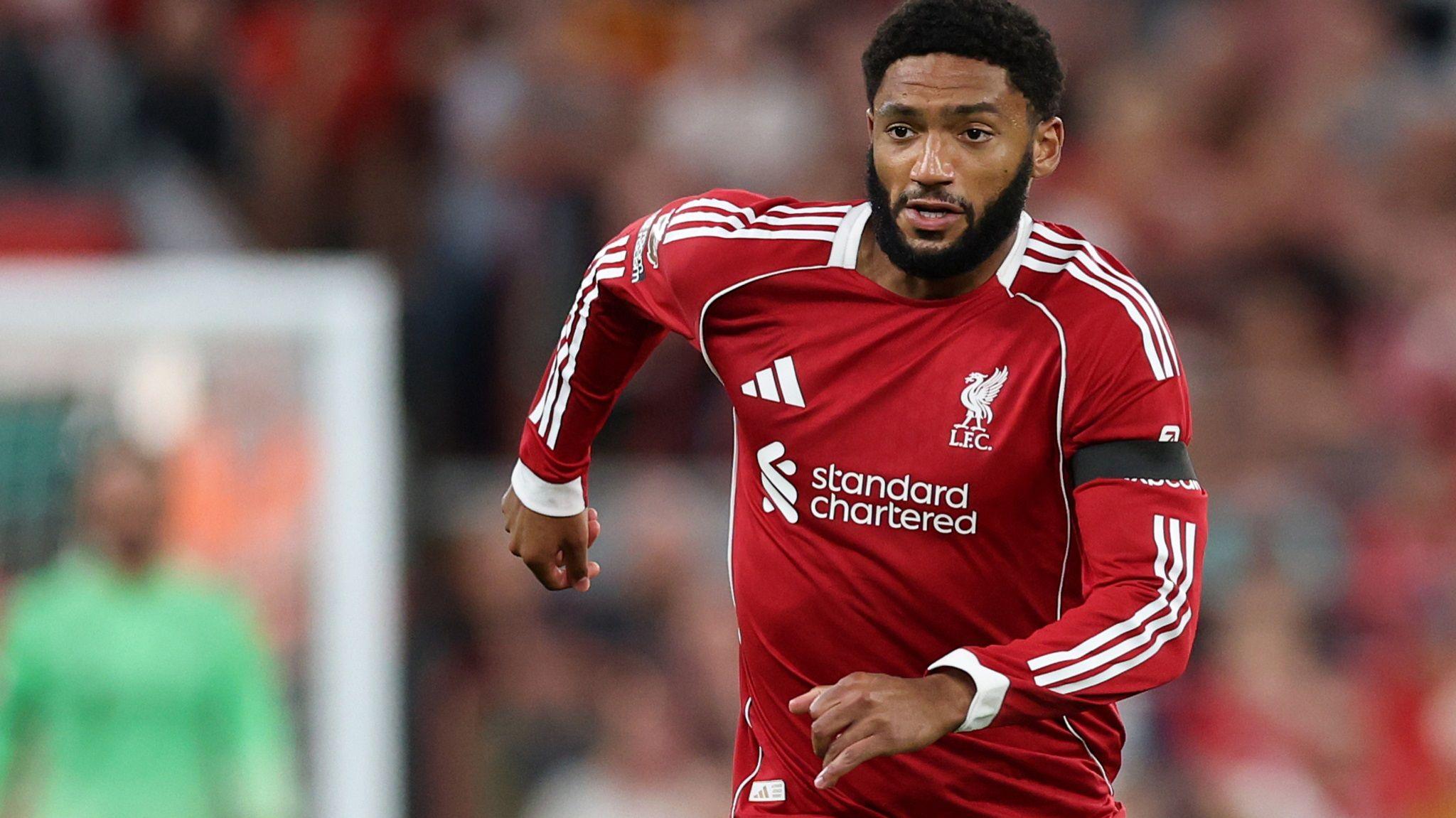 Bek Liverpool Joe Gomez sedang berlari di lapangan saat pertandingan.