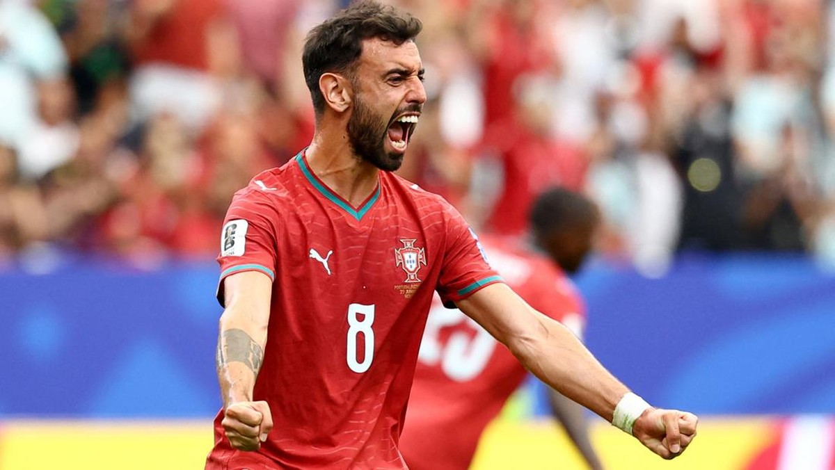 Bruno Fernandes merayakan gol dengan kedua tangan terkepal di udara