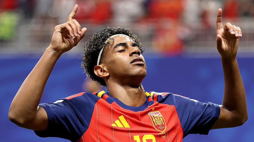 Lamine Yamal menunjuk ke atas merayakan kemenangan timnas Spanyol di final.