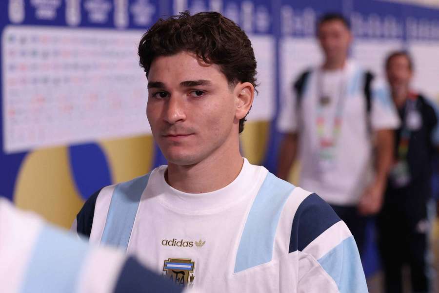 Potret Julian Alvarez menatap kamera di area mixed zone usai pertandingan.