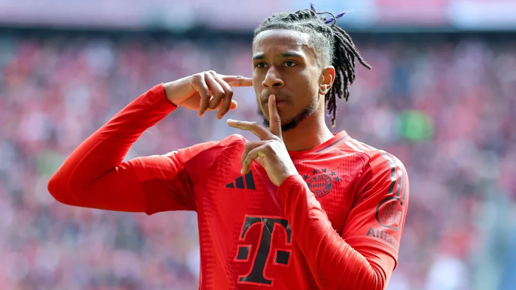 Michael Olise melakukan selebrasi dengan jersey Bayern Munchen