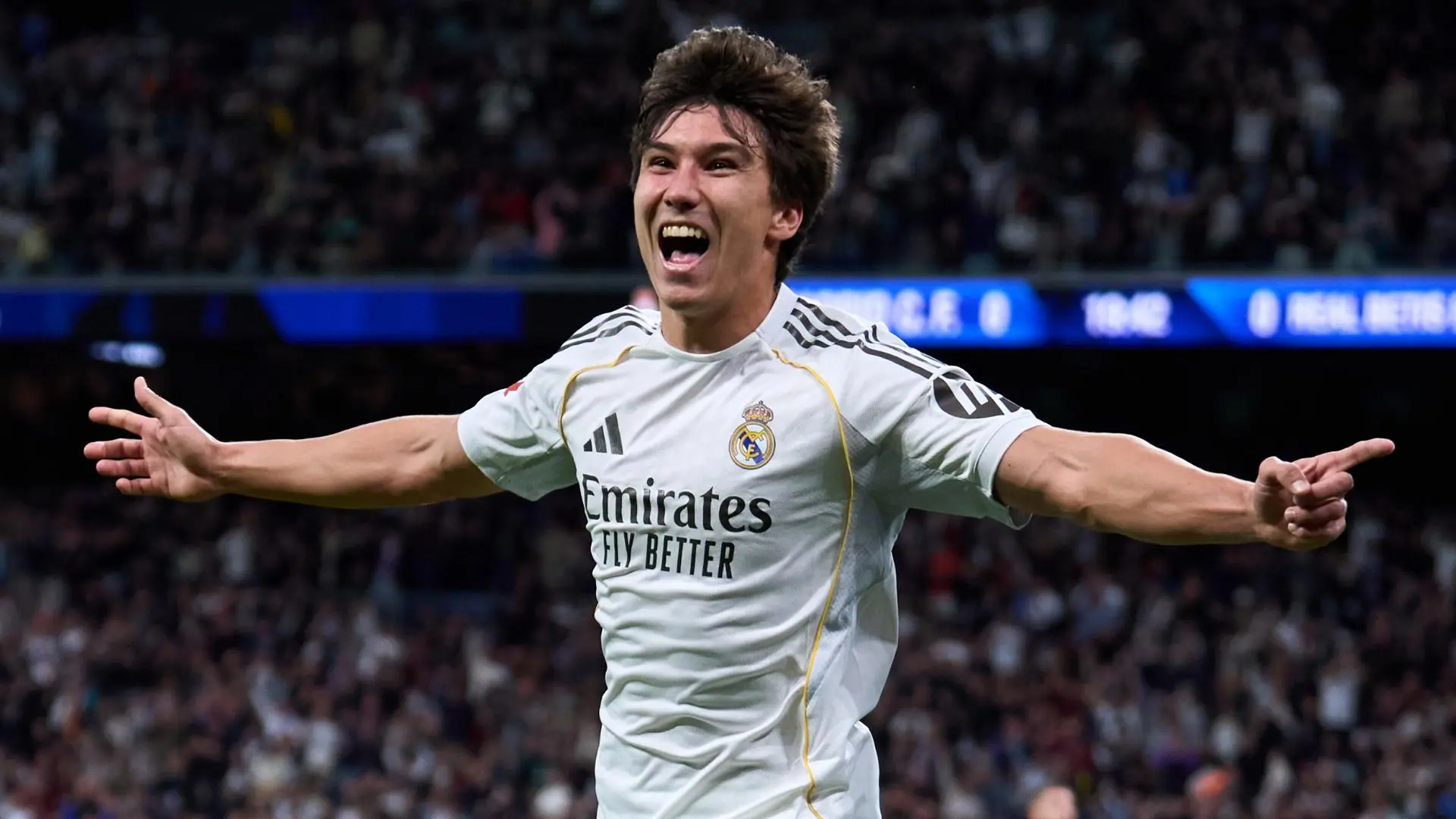Gonzalo Garcia merentangkan kedua tangan saat merayakan gol bersama Real Madrid.