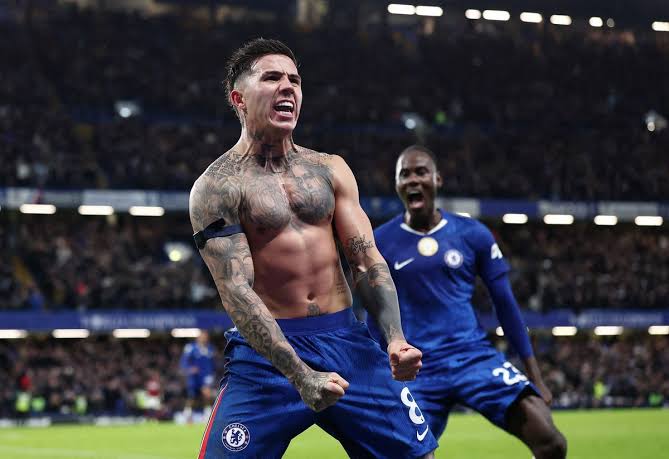Enzo Fernandez melakukan selebrasi emosional dengan membuka jersey Chelsea miliknya di lapangan setelah mencetak gol.