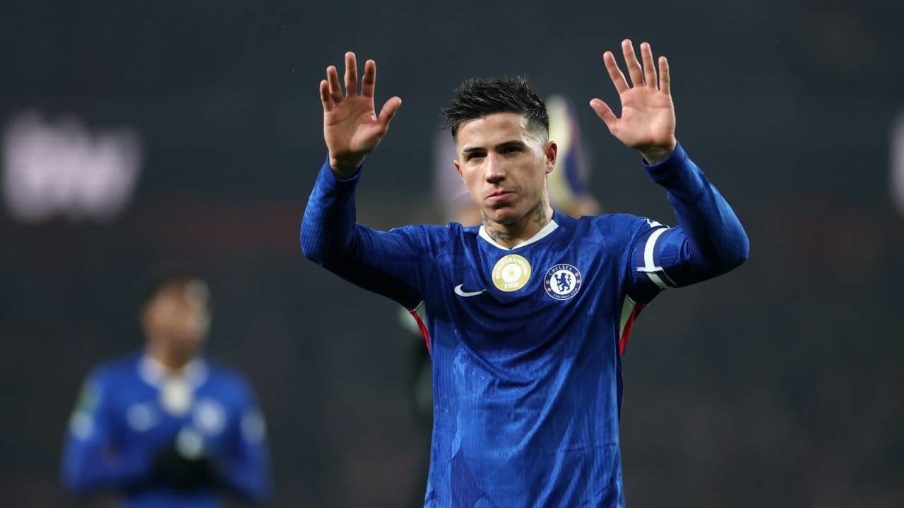 Gelandang Chelsea Enzo Fernandez mengangkat kedua tangan untuk menyapa suporter di stadion