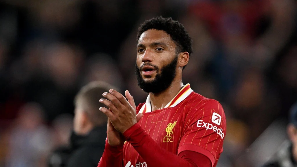 Bek Liverpool Joe Gomez memberikan tepuk tangan di lapangan pertandingan