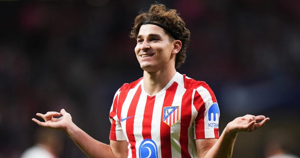 Penyerang Atletico Madrid Julian Alvarez mengangkat kedua tangannya di lapangan saat merayakan gol atau memberikan respons.