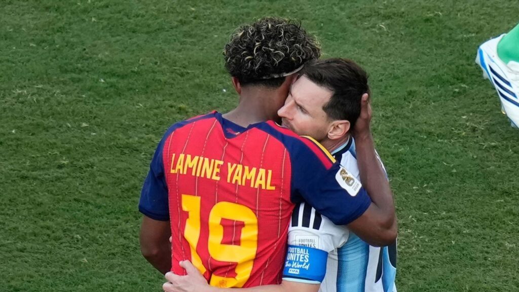 Lamine Yamal memeluk Lionel Messi usai final Piala Dunia 2026