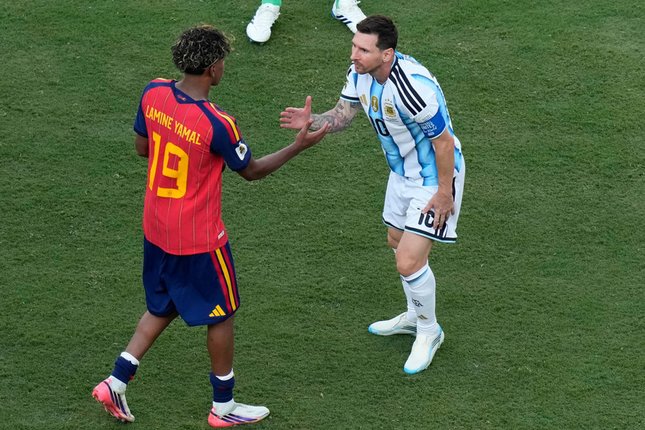 Lamine Yamal memeluk Lionel Messi setelah pertandingan final