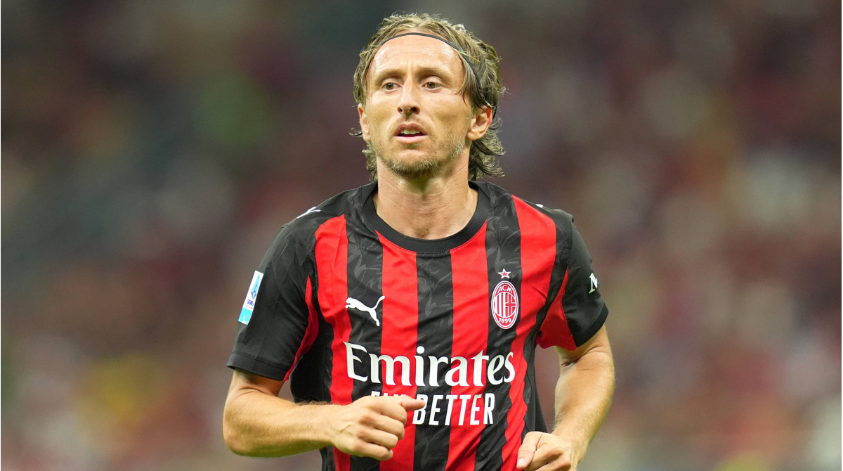 Luka Modric mengenakan jersi AC Milan saat bertanding pada musim 2025/2026.