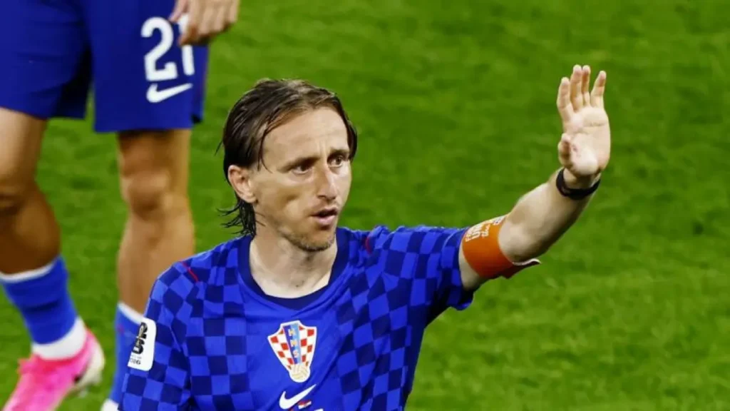 Luka Modric melambaikan tangan ke arah suporter Kroasia usai laga melawan Portugal di babak 32 besar Piala Dunia 2026.