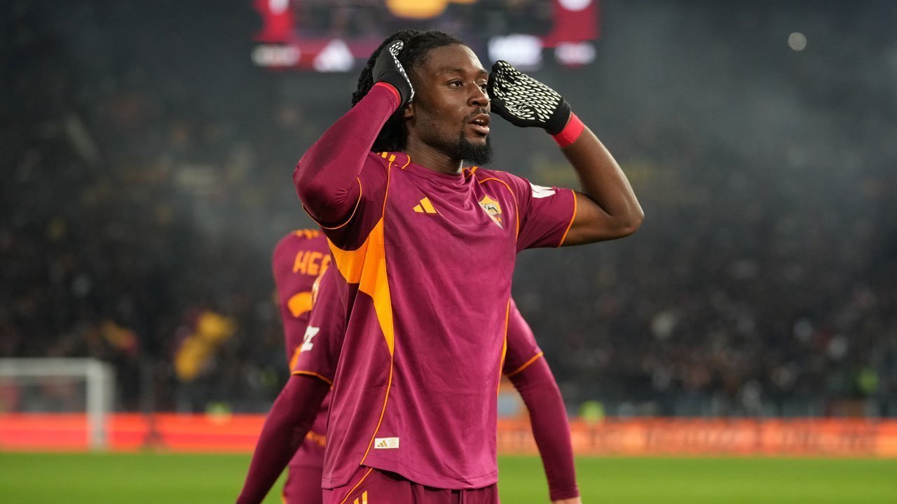 Manu Koné tampil bersama AS Roma dalam pertandingan Serie A