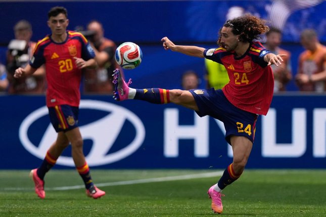 Marc Cucurella bersama Luis de la Fuente di Timnas Spanyol