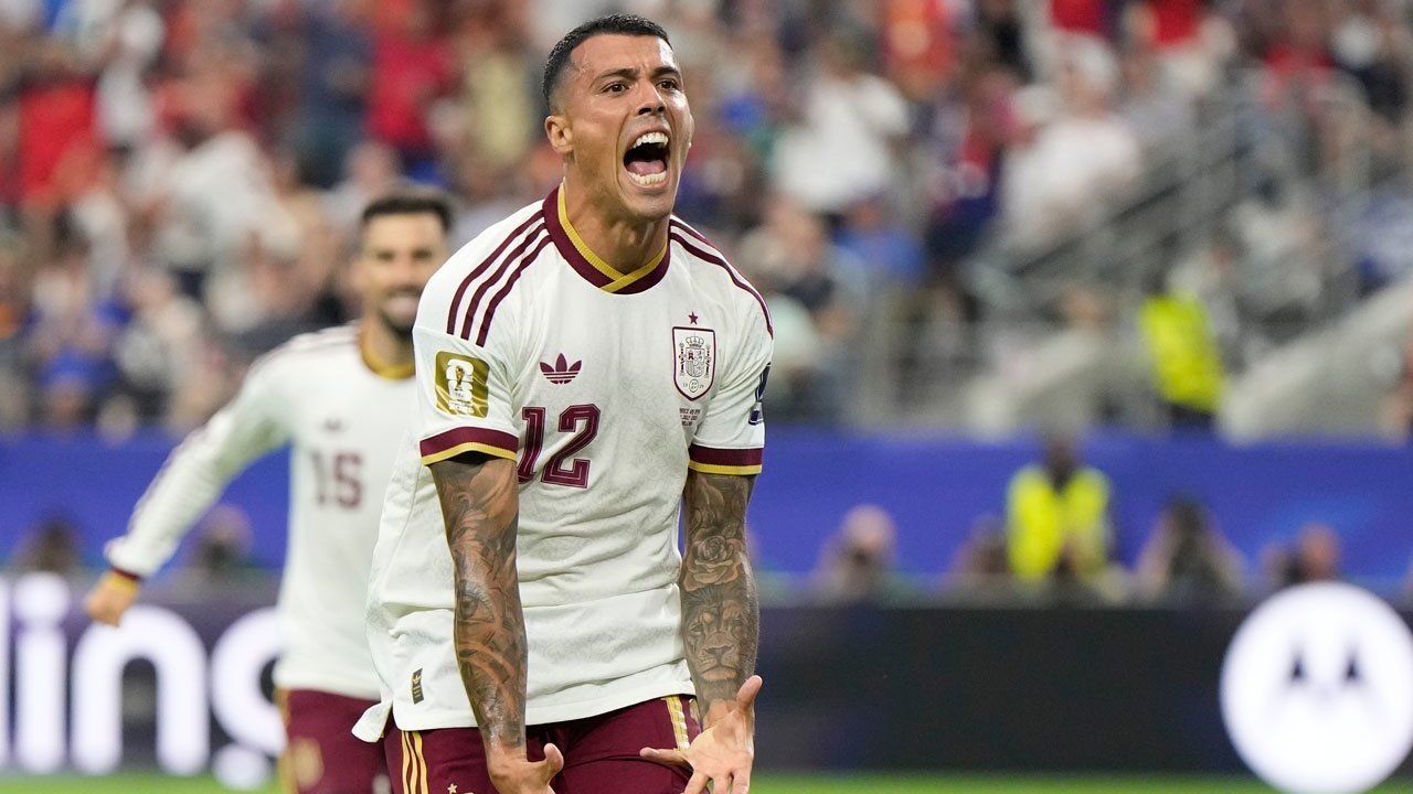 Pedro Porro mencetak gol kedua Spanyol ke gawang Prancis pada semifinal Piala Dunia 2026