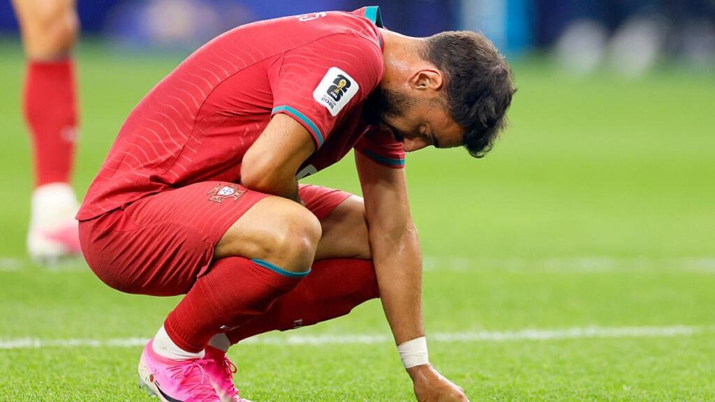 Pemain sepak bola Portugal terlihat kecewa setelah pertandingan melawan Spanyol.