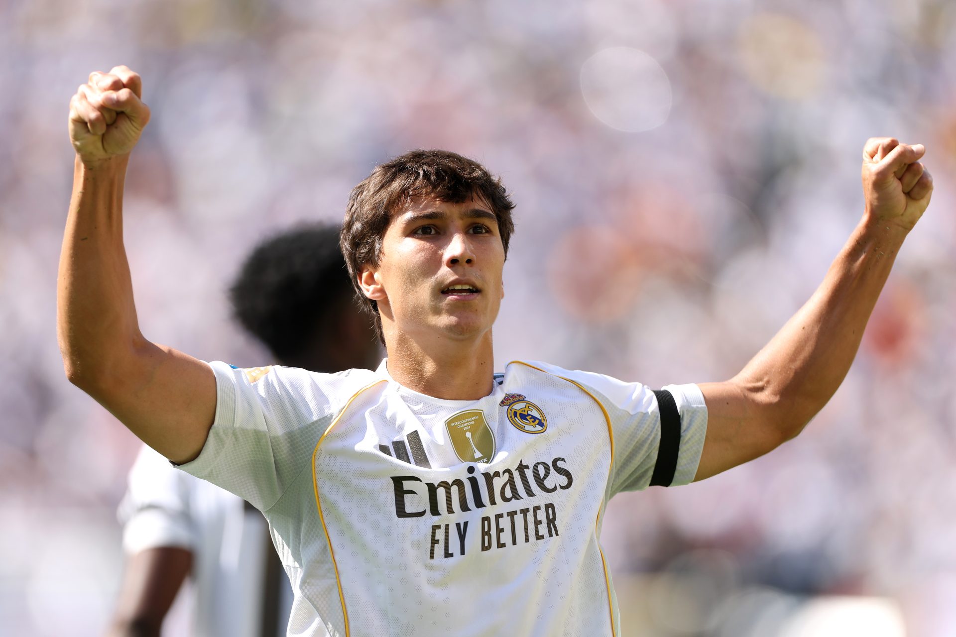 Gonzalo Garcia merayakan selebrasi mengepalkan tangan dengan kostum putih Real Madrid.