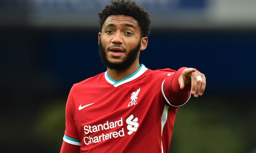 Bek Liverpool Joe Gomez menunjuk ke arah lapangan saat memberikan instruksi.