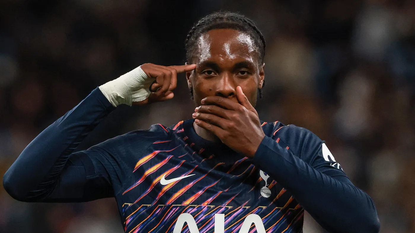 Tottenham Mathys Tel mencetak gol tendangan bebas indah