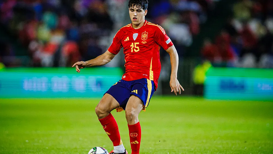 Pau Cubarsi menggiring bola saat membela Timnas Spanyol di Piala Dunia 2026