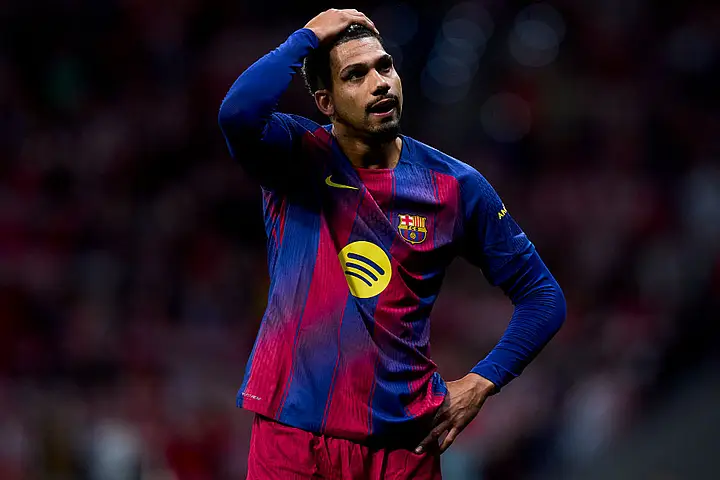 Ronald Araújo memegang kepala dengan ekspresi kecewa saat membela Barcelona