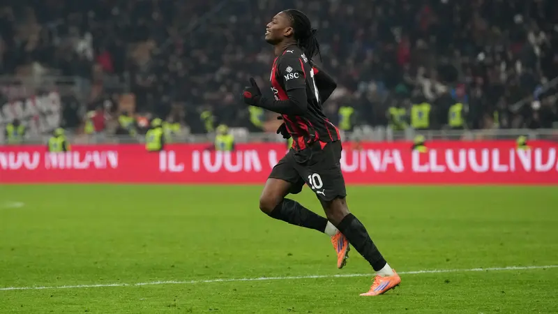 Rafael Leao berlari di lapangan saat bertanding membela AC Milan.