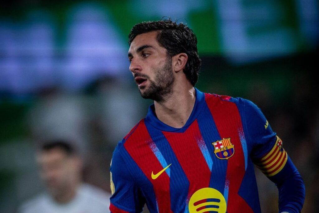Ferran Torres mengenakan jersey Barcelona di lapangan sebelum kepindahannya ke PSG.