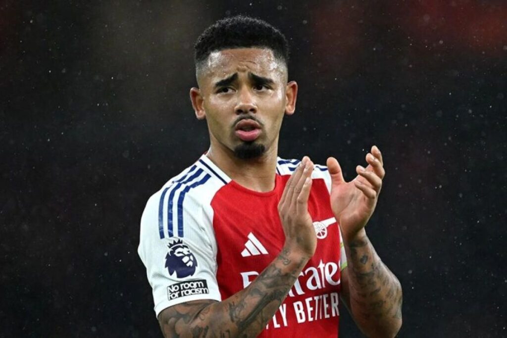 Gabriel Jesus bertepuk tangan mengenakan jersey Arsenal