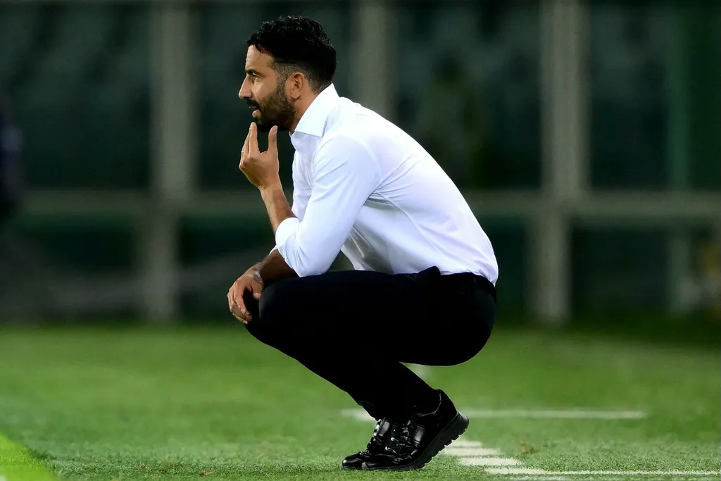 Pelatih AC Milan Ruben Amorim jongkok memikirkan taktik di pinggir lapangan