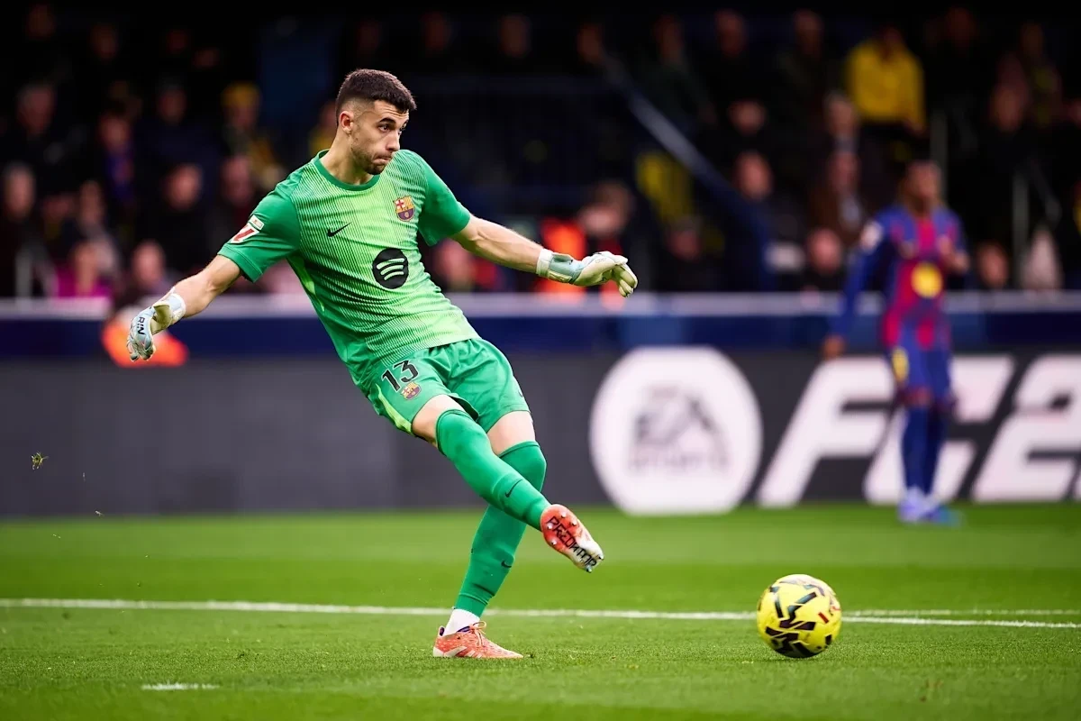 Kiper Barcelona Joan Garcia melakukan tendangan gawang dalam pertandingan resmi.