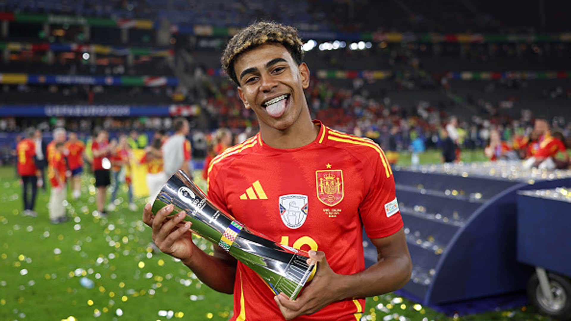 Lamine Yamal memegang trofi bersama Timnas Spanyol