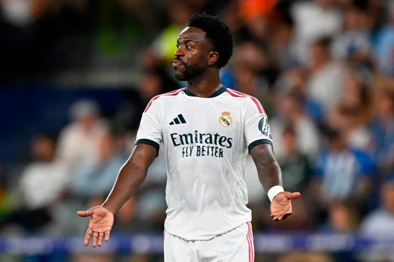 Vinicius Junior merayakan golnya di depan kerumunan penonton Real Madrid yang antusias