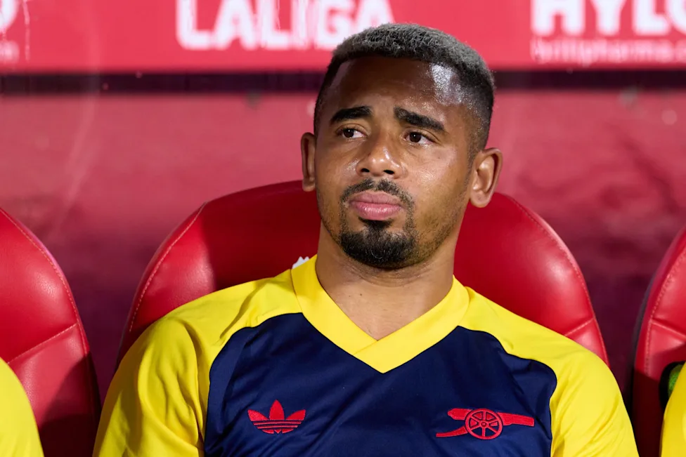 Gabriel Jesus duduk di bangku cadangan Arsenal