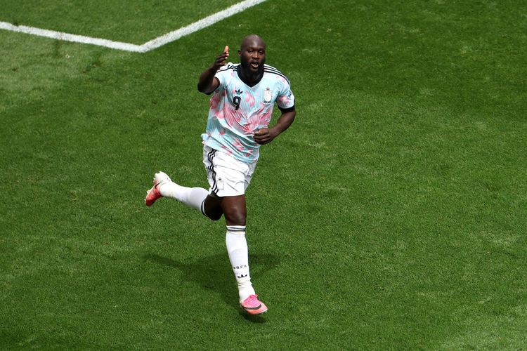 Romelu Lukaku melakukan selebrasi di lapangan hijau usai mencetak gol.