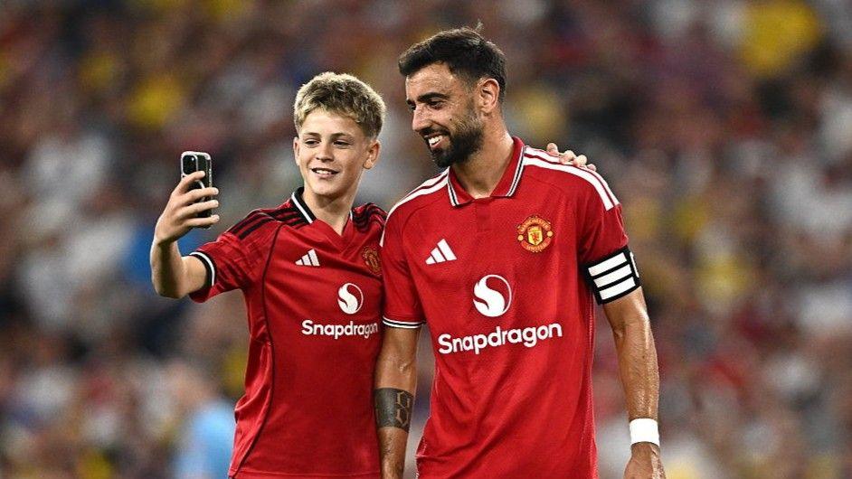 Bruno Fernandes tersenyum di lapangan, rumor kontrak baru menguat.